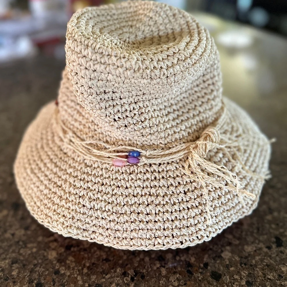 WOMENS PAPER BRAID SUN HAT. NEW CONDITION. STRING BEADS. 3” BRIM. SIZE S/M